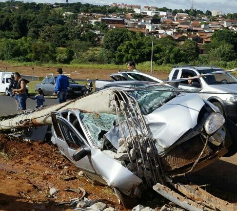 Carro ficou totalmente destruído após colidir com poste (Foto: Cássio Freires)